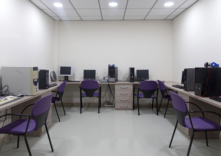 Valentia Fraga centro ocupacional bajo cinca ordenadores